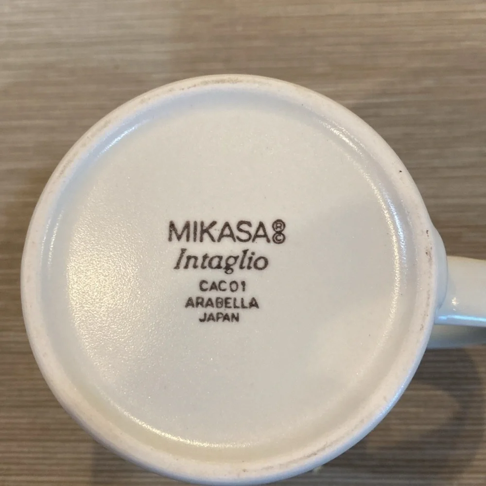 Mikasa Intaglio Arabella creamer dish. Capacity 8 ounce. Stonewear.